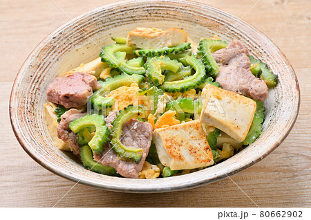 沖縄料理、ゴーヤチャンプル、ゴーヤチャンプルー。夏野菜と木綿どうふ、豚肉と卵の炒め物。 80662902