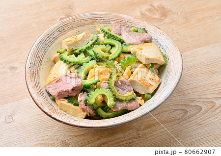 沖縄料理、ゴーヤチャンプル、ゴーヤチャンプルー。夏野菜と木綿どうふ、豚肉と卵の炒め物。 沖縄料理、ゴーヤチャンプル、ゴーヤチャンプルー。夏野菜と木綿どうふ、豚肉と卵の炒め物。 80662907