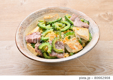 沖縄料理、ゴーヤチャンプル、ゴーヤチャンプルー。夏野菜と木綿どうふ、豚肉と卵の炒め物。 80662908