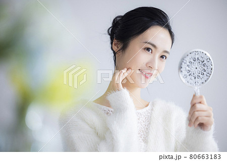 女性　ビューティー　スキンケア 80663183