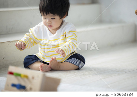 おもちゃで遊ぶ赤ちゃん おもちゃで遊ぶ赤ちゃん 80663334
