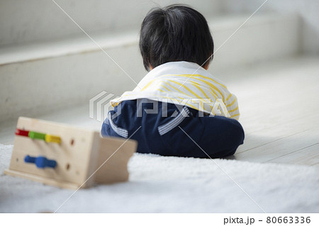 おもちゃで遊ぶ赤ちゃん おもちゃで遊ぶ赤ちゃん 80663336