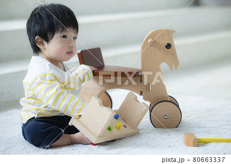 おもちゃで遊ぶ赤ちゃん おもちゃで遊ぶ赤ちゃん 80663337