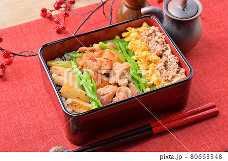 フライパン1つで作る「ヤキトリ丼(風)」。焼き鳥丼、焼鳥丼、やきとり丼。 フライパン1つで作る「ヤキトリ丼(風)」。焼き鳥丼、焼鳥丼、やきとり丼。 80663348