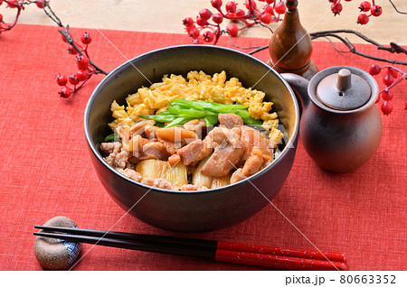 フライパン1つで作る「ヤキトリ丼(風)」。焼き鳥丼、焼鳥丼、やきとり丼。 フライパン1つで作る「ヤキトリ丼(風)」。焼き鳥丼、焼鳥丼、やきとり丼。 80663352