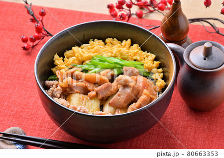 フライパン1つで作る「ヤキトリ丼(風)」。焼き鳥丼、焼鳥丼、やきとり丼。 フライパン1つで作る「ヤキトリ丼(風)」。焼き鳥丼、焼鳥丼、やきとり丼。 80663353