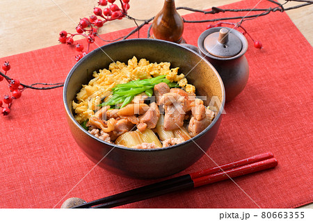 フライパン1つで作る「ヤキトリ丼(風)」。焼き鳥丼、焼鳥丼、やきとり丼。 フライパン1つで作る「ヤキトリ丼(風)」。焼き鳥丼、焼鳥丼、やきとり丼。 80663355