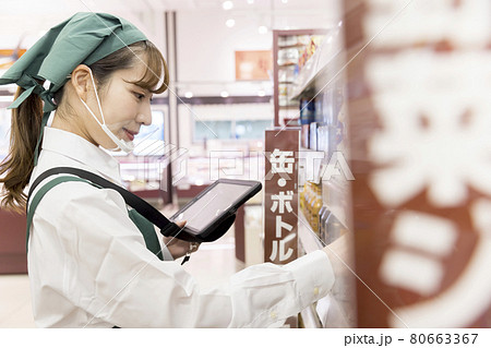 スーパーで在庫管理をするマウスシールドをした女性従業員 スーパーで在庫管理をするマウスシールドをした女性従業員 80663367