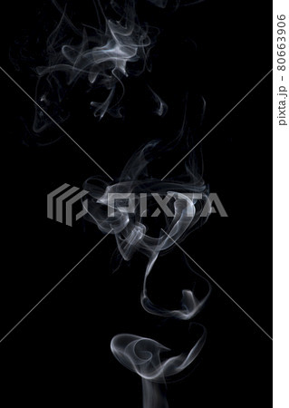 煙の素材写真　黒バック 80663906