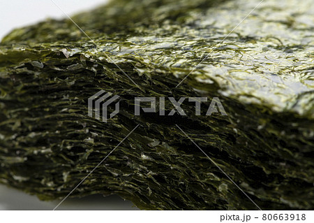 積み重ねた大判の焼き海苔 80663918