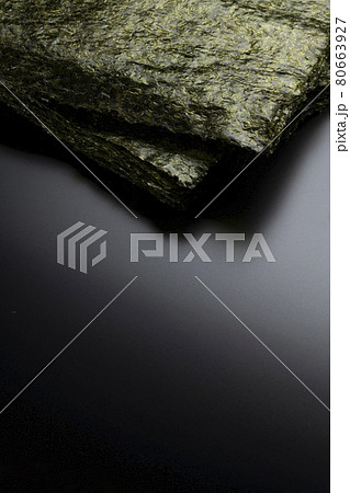 積み重ねた大判の焼き海苔 80663927