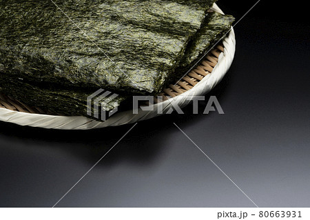 積み重ねた大判の焼き海苔 80663931