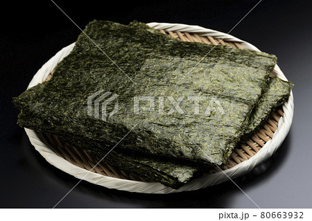 積み重ねた大判の焼き海苔 積み重ねた大判の焼き海苔 80663932