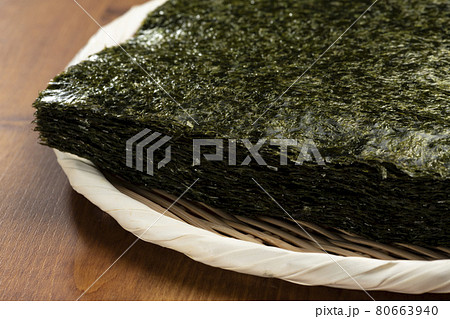 積み重ねた大判の焼き海苔 80663940
