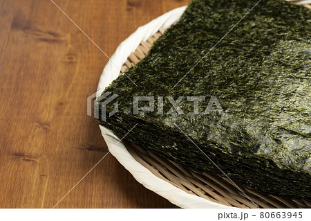 積み重ねた大判の焼き海苔 80663945
