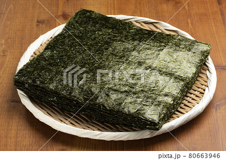 積み重ねた大判の焼き海苔 80663946