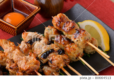 焼鳥、やきとり、焼き鳥、ヤキトリ、5種盛り合わせ、居酒屋イメージ。 80664513
