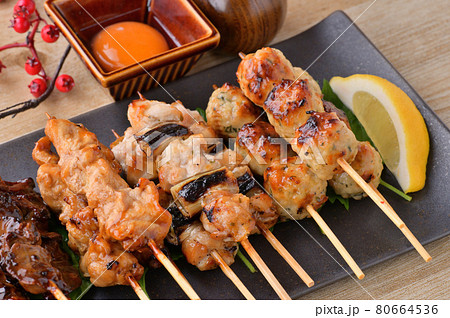 焼鳥、やきとり、焼き鳥、ヤキトリ、5種盛り合わせ、居酒屋イメージ。 焼鳥、やきとり、焼き鳥、ヤキトリ、5種盛り合わせ、居酒屋イメージ。 80664536