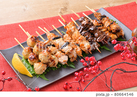 焼鳥、やきとり、焼き鳥、ヤキトリ、5種盛り合わせ、居酒屋イメージ。 焼鳥、やきとり、焼き鳥、ヤキトリ、5種盛り合わせ、居酒屋イメージ。 80664546