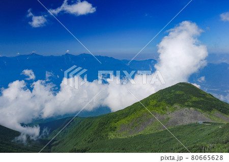 南八ヶ岳 権現岳山頂から南アルプスをバックに編笠山を望む 南八ヶ岳 権現岳山頂から南アルプスをバックに編笠山を望む 80665628