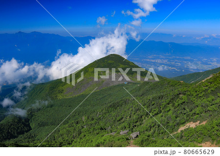 南八ヶ岳 権現岳山頂から南アルプスをバックに編笠山を望む 南八ヶ岳 権現岳山頂から南アルプスをバックに編笠山を望む 80665629