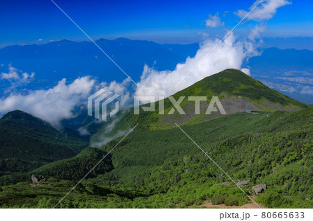 南八ヶ岳 権現岳山頂から南アルプスをバックに編笠山を望む 南八ヶ岳 権現岳山頂から南アルプスをバックに編笠山を望む 80665633
