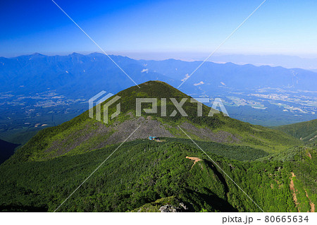 南八ヶ岳 権現岳山頂から南アルプスをバックに編笠山を望む 南八ヶ岳 権現岳山頂から南アルプスをバックに編笠山を望む 80665634