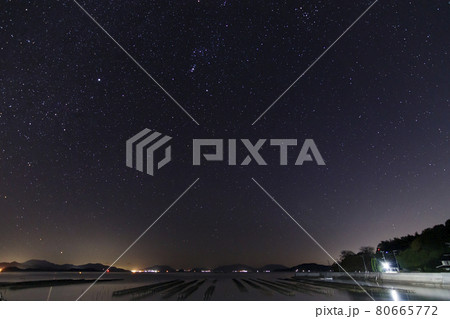 晩秋の星景 牡蠣棚並ぶ瀬戸内のオリオン座 晩秋の星景 牡蠣棚並ぶ瀬戸内のオリオン座 80665772