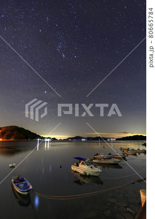 瀬戸内の晩秋の星景　漁港の空のオリオン座 80665784