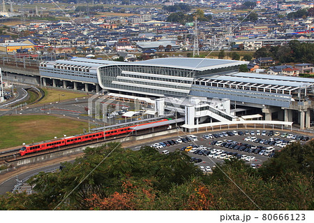 新鳥栖駅に到着する長崎本線特急列車 80666123