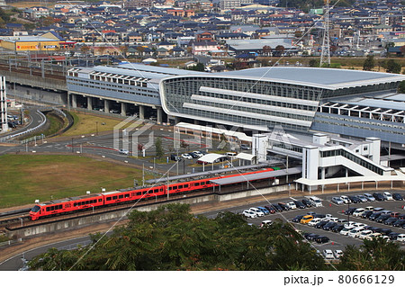 新鳥栖駅に到着する長崎本線特急列車 80666129