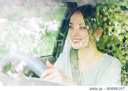 車の運転をする女性 80666167