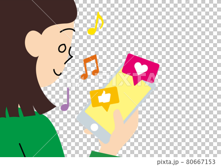 一個面帶微笑的女人看著她的智能手機屏幕 80667153