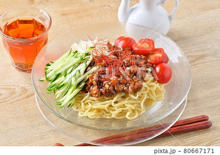 夏の冷たい麺料理「ジャージャー麺」。茹でて冷やした中華麺に、ピリ辛のひき肉醬タレをのせて。 夏の冷たい麺料理「ジャージャー麺」。茹でて冷やした中華麺に、ピリ辛のひき肉醬タレをのせて。 80667171