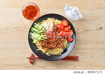 夏の冷たい麺料理「ジャージャー麺」。茹でて冷やした中華麺に、ピリ辛のひき肉醬タレをのせて。 夏の冷たい麺料理「ジャージャー麺」。茹でて冷やした中華麺に、ピリ辛のひき肉醬タレをのせて。 80667172