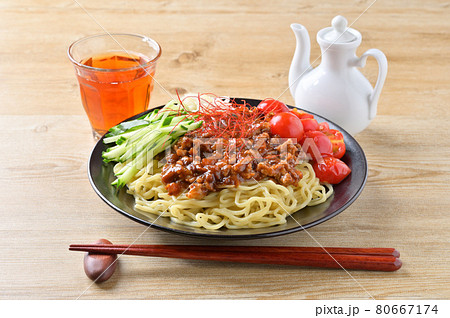 夏の冷たい麺料理「ジャージャー麺」。茹でて冷やした中華麺に、ピリ辛のひき肉醬タレをのせて。 夏の冷たい麺料理「ジャージャー麺」。茹でて冷やした中華麺に、ピリ辛のひき肉醬タレをのせて。 80667174