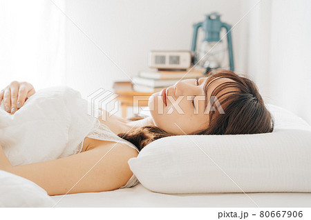 ベッドで寝る女性 ベッドで寝る女性 80667906