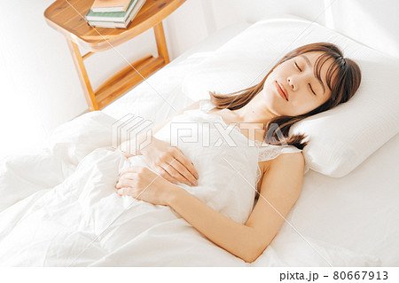 ベッドで寝る女性 ベッドで寝る女性 80667913