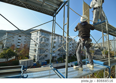 マンション大規模修繕 足場解体現場の風景 マンション大規模修繕 足場解体現場の風景 80668516