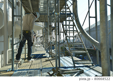 マンション大規模修繕 足場解体現場の風景 マンション大規模修繕 足場解体現場の風景 80668522