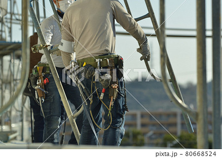マンション大規模修繕 足場解体現場の風景 マンション大規模修繕 足場解体現場の風景 80668524