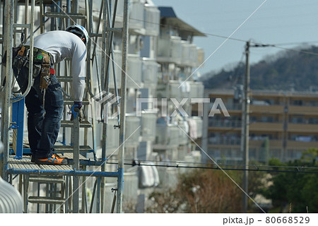 マンション大規模修繕 足場解体現場の風景 マンション大規模修繕 足場解体現場の風景 80668529