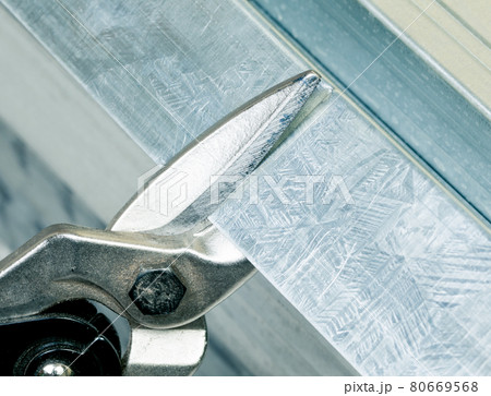 Metal stud cutting Metal stud cutting 80669568