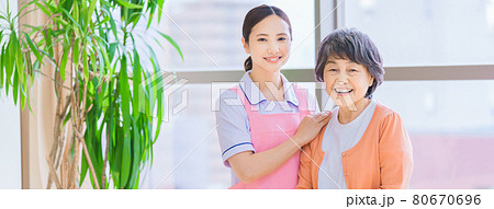 介護施設のシニア女性と介護スタッフ 80670696