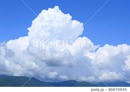 夏の大空 巨大な入道雲の写真素材