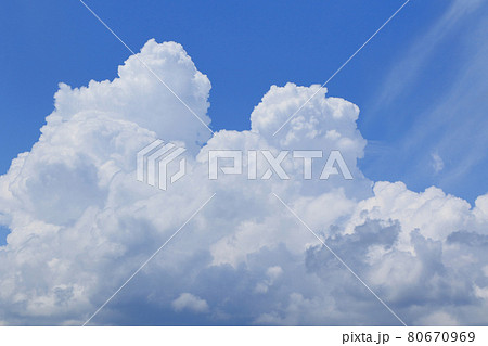 夏の大空　巨大な入道雲 80670969