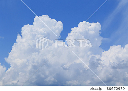 夏の大空　巨大な入道雲 80670970
