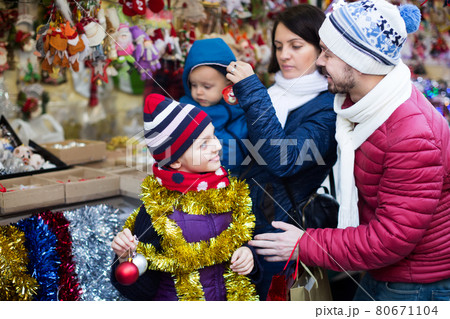 Family purchasing Christmas decoration 80671104