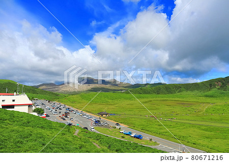 【熊本県】万緑の草千里と中岳（阿蘇山） 80671216