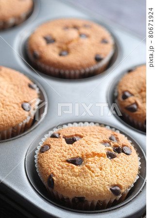 detail shot of muffin and baking tray on table , detail shot of muffin and baking tray on table , 80671924